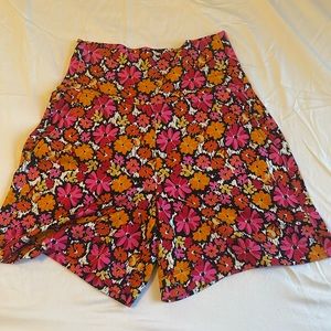 High waisted stretch Cabi shorts with pockets